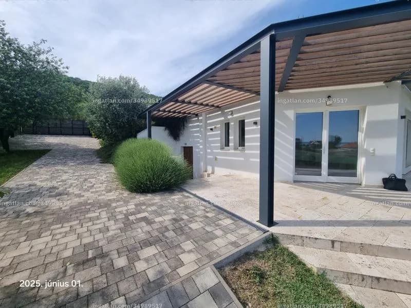 Balatoni örökpanorámás hatalmas szőlőbirtok modern design házzal eladó!